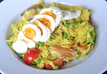 kedgeree Brits-Indiaas gerecht met rijst, ei, ui, garam masala en gerookte makreel